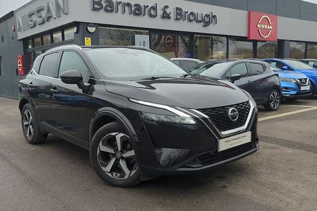 Nissan Qashqai 1.3 DIG-T (140ps) N-Connecta with Glass Roof