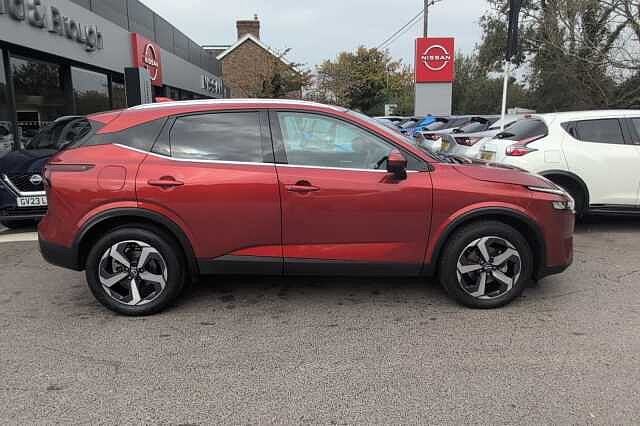 Nissan Qashqai 1.3 DiG-T MH N-Connecta 5dr with Glass Roof