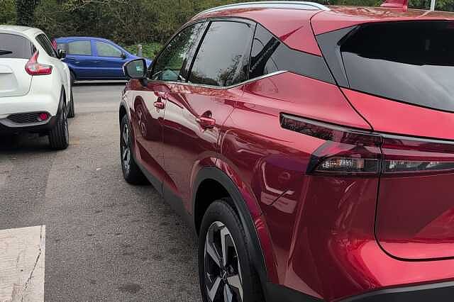 Nissan Qashqai 1.3 DiG-T MH N-Connecta 5dr with Glass Roof