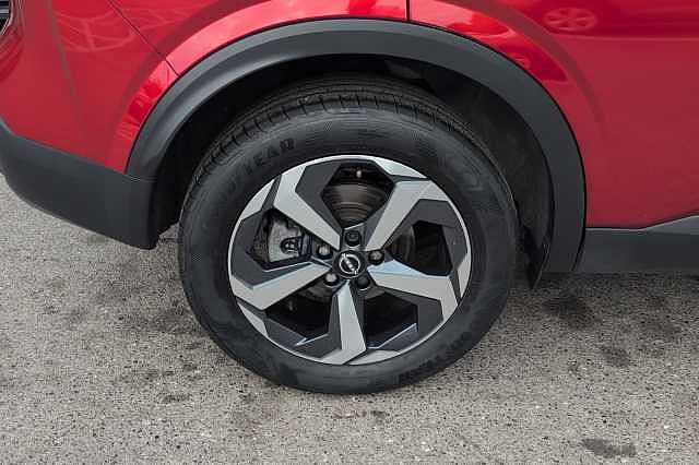 Nissan Qashqai 1.3 DiG-T MH N-Connecta 5dr with Glass Roof