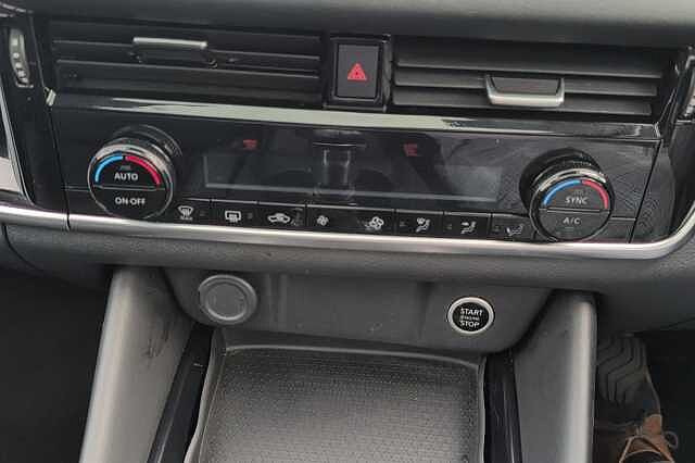 Nissan Qashqai 1.3 DiG-T MH N-Connecta 5dr with Glass Roof